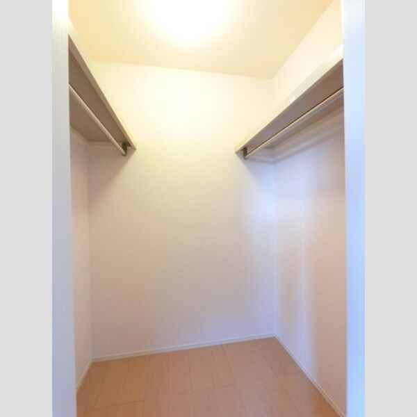 収納 (洋室・ウォークインクローゼット内部)