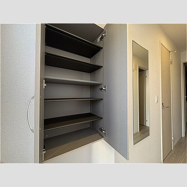 玄関 (シューズボックスとミラー)