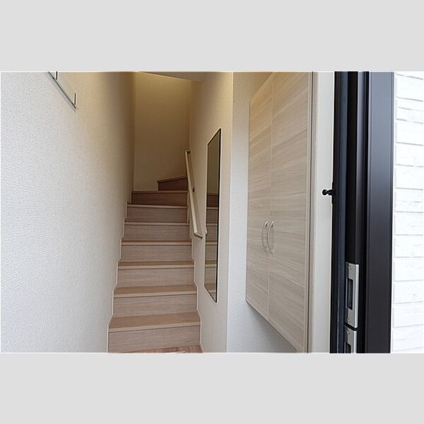 玄関 (シューズボックスとミラー)