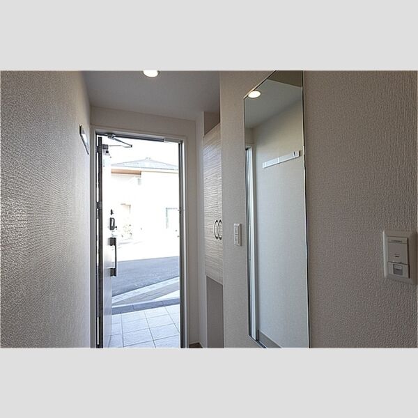 玄関 (シューズボックスとミラー)