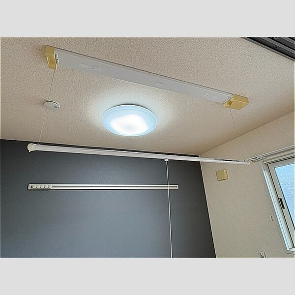 その他 (室内物干しと照明器具)