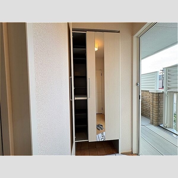 玄関 (鏡付きシューズボックス)