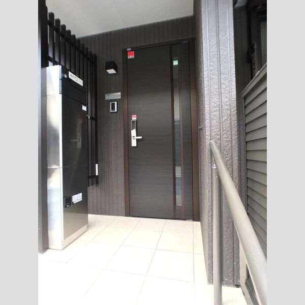 玄関 (宅配ボックス付き・ICカードキーの玄関)