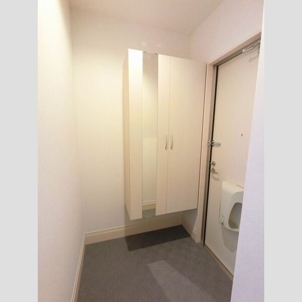 玄関 (鏡付きシューズボックス)