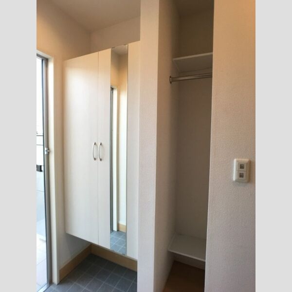 その他 (鏡付きシューズボックスとディリークローク)