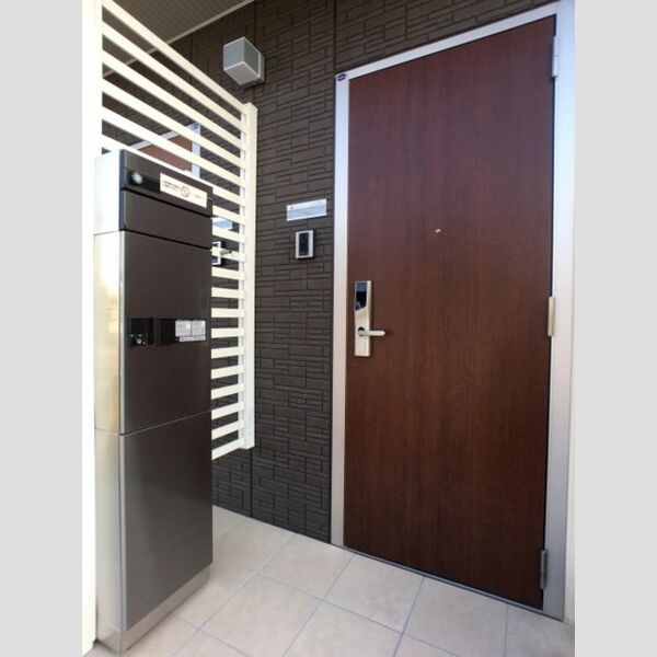 玄関 (宅配ボックス付き・ICカードキーの玄関)