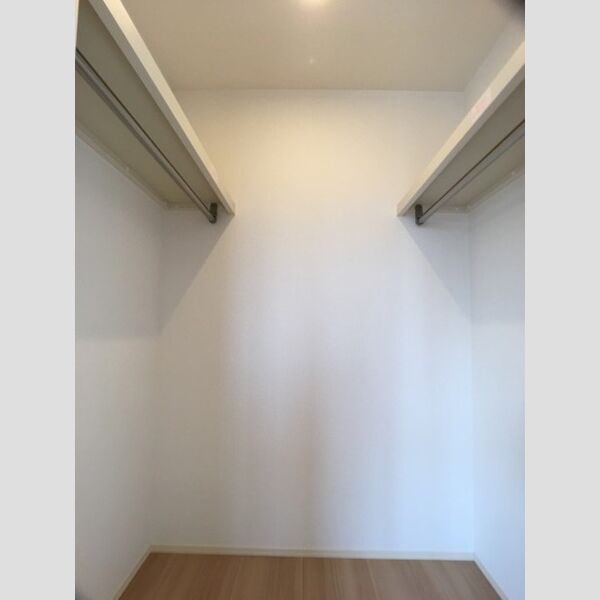 収納 (洋室・ウォークインクローゼット内部)