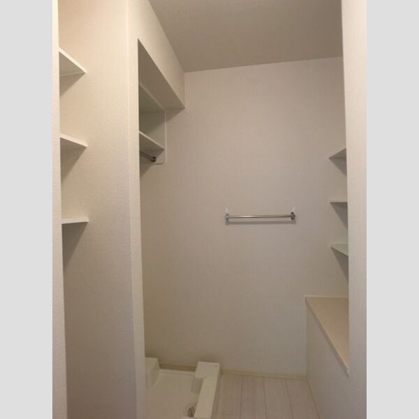 その他 (洗濯機置き場と収納棚)