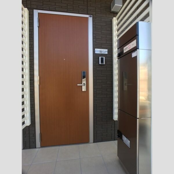 玄関 (宅配ボックス付き・ICカードキーの玄関)