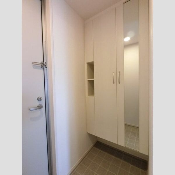 玄関 (鏡付きシューズボックス)