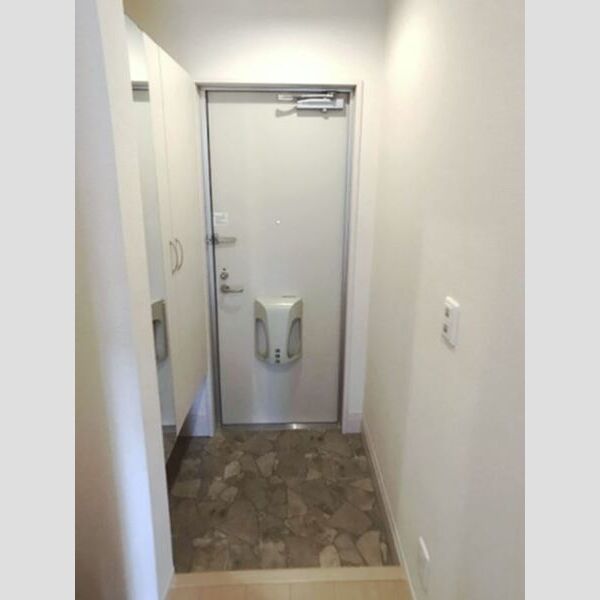 玄関 (鏡付きシューズボックス)