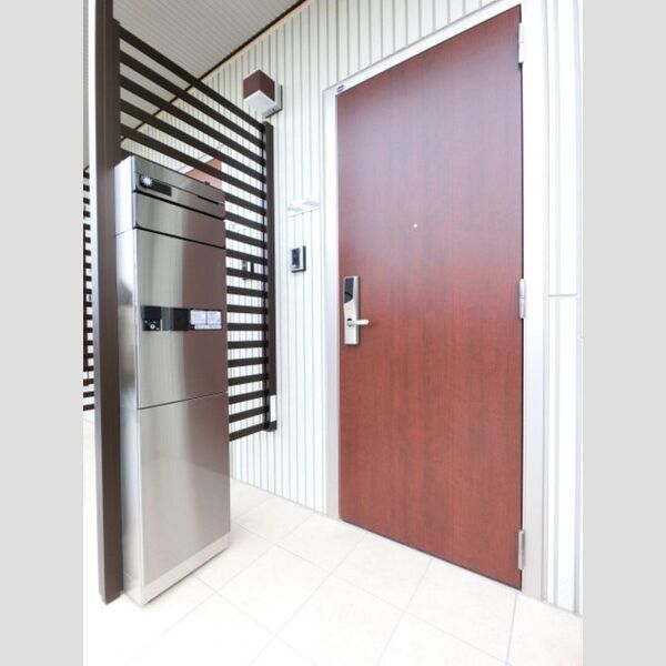 玄関 (宅配ボックス付き・ICカードキーの玄関)