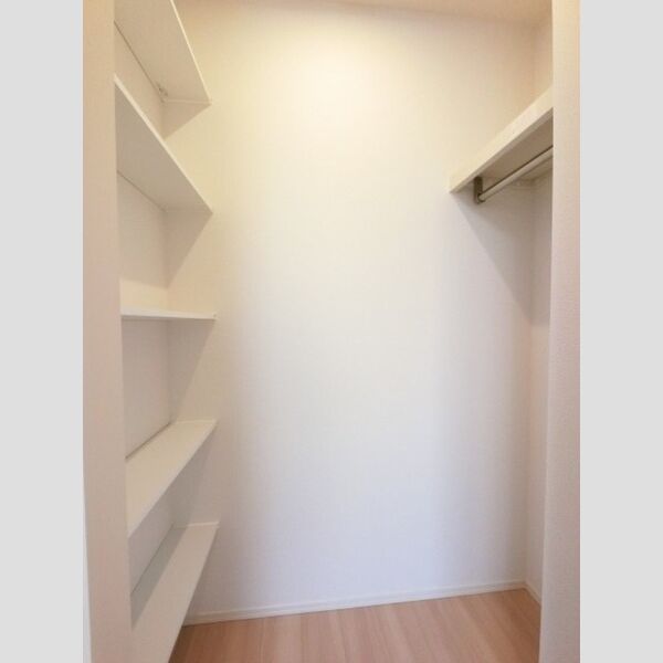 収納 (北洋室・ウォークインクローゼット内部)