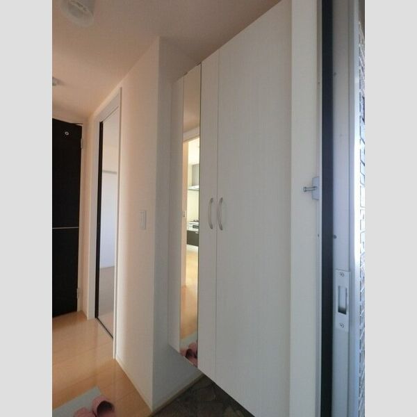 玄関 (鏡付きシューズボックス)