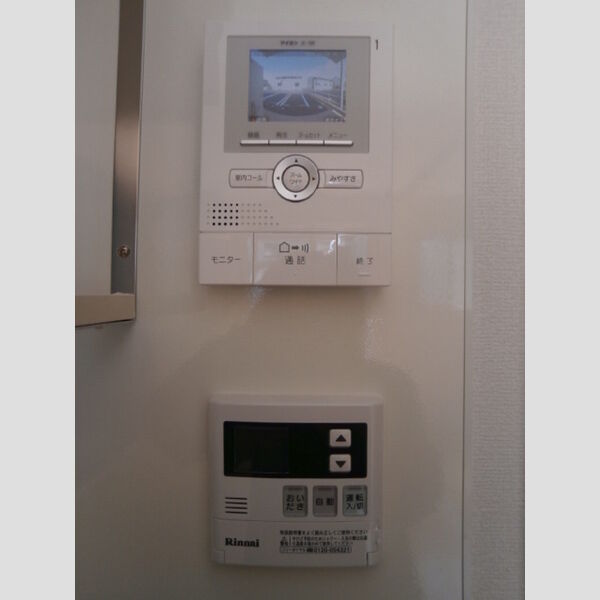 その他 (録画機能付きインターホンと給湯リモコン)