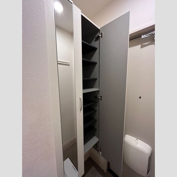 玄関 (鏡付きシューズボックス)