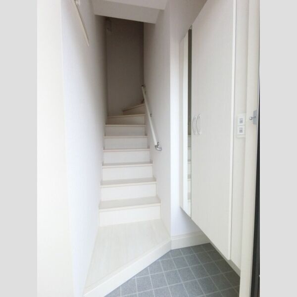 その他 (玄関内部・鏡付きシューズボックス)