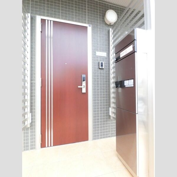 玄関 (宅配ボックス付き・ICカードキーの玄関)