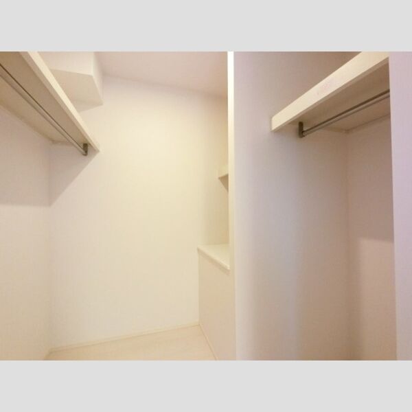 収納 (北洋室・ウォークインクローゼット内部(換気扇付き))