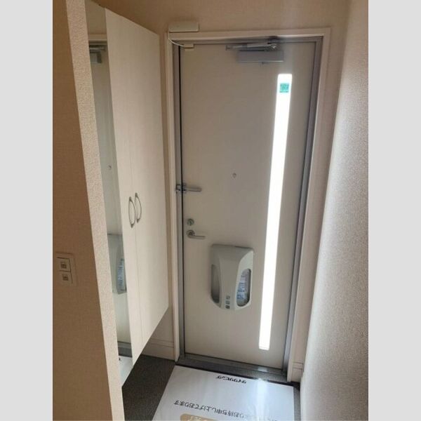 玄関 (鏡付きシューズボックス)