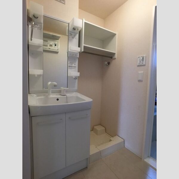 洗面所 (洗面台と洗濯機置き場)