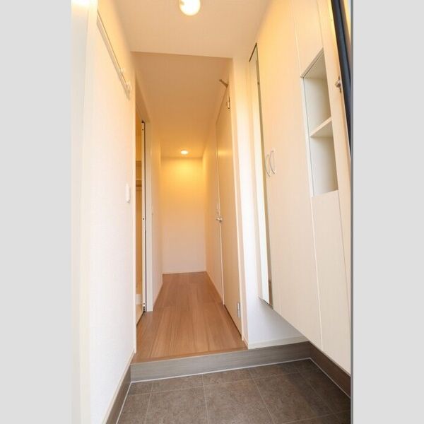 玄関 (鏡付きシューズボックス)