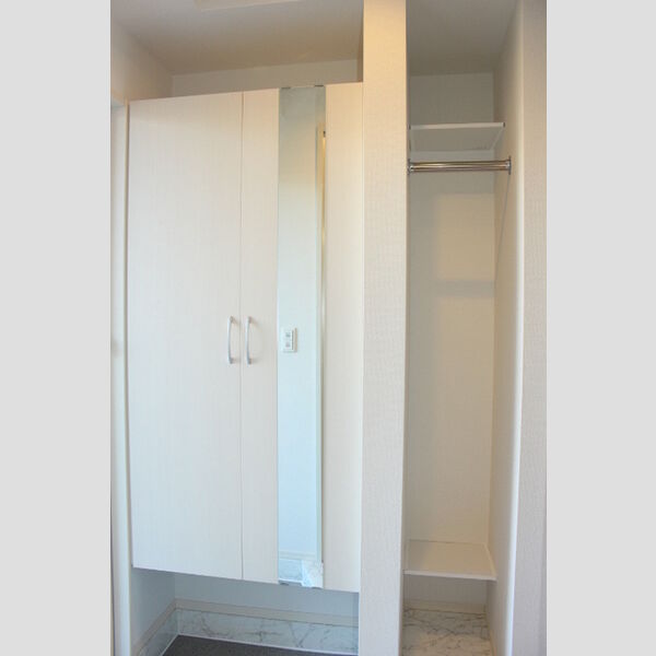 玄関 (鏡付きシューズボックスとディリークローク)