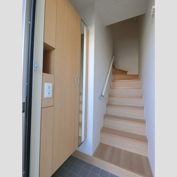 玄関 (鏡・収納棚付きシューズボックス)