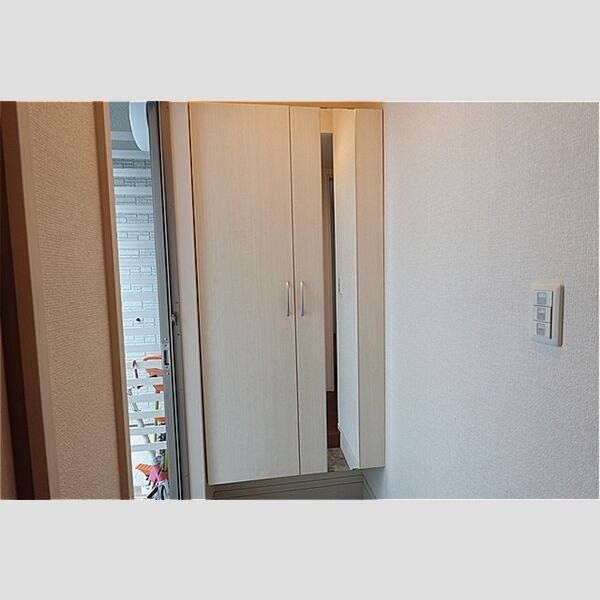 玄関 (鏡付きシューズボックス)