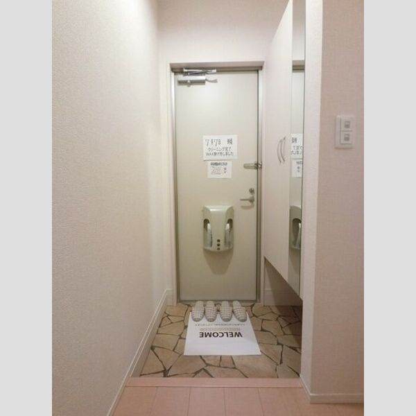 玄関 (玄関 鏡付きシューズボックス付き)