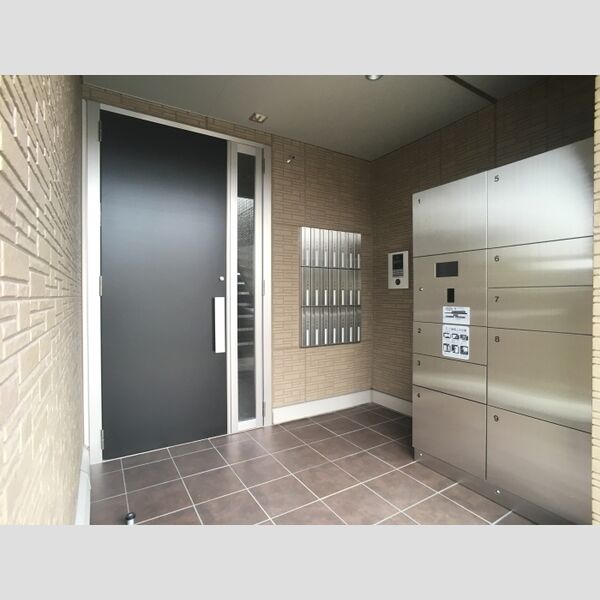 エントランス (宅配BOX付き)