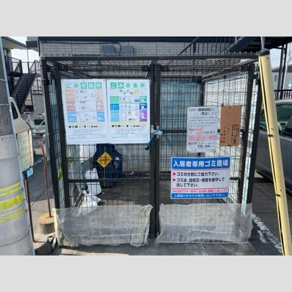 現地周辺 (敷地内ゴミ捨て場)