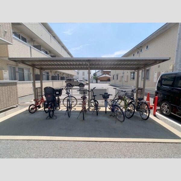 現地周辺 (駐輪場)
