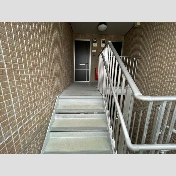 現地周辺 (共用階段)