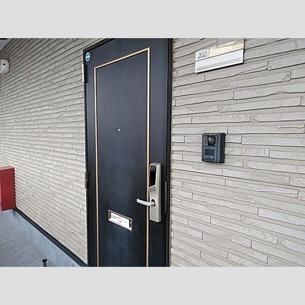 エントランス (鍵はICロックカードキーです。)