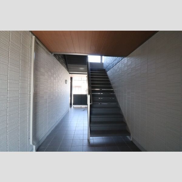 現地周辺 (共用階段)