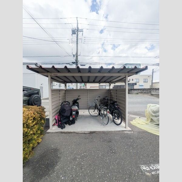 現地周辺 (駐輪場)