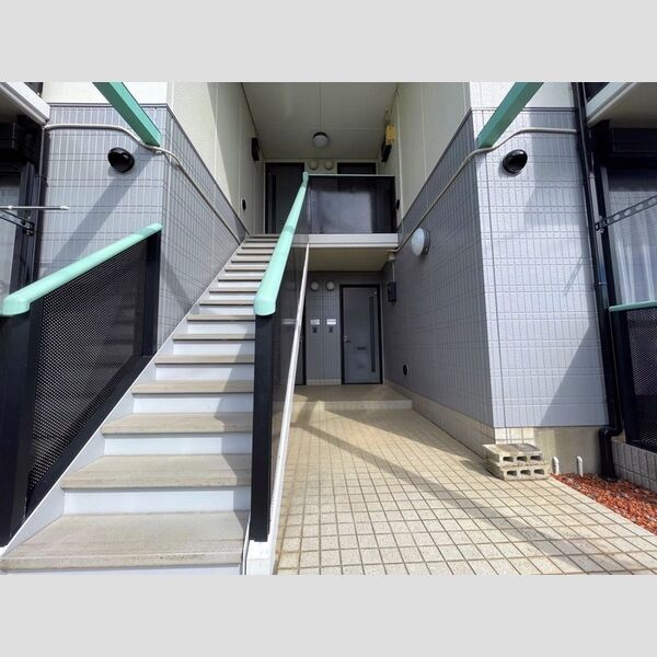 現地周辺 (共用階段)