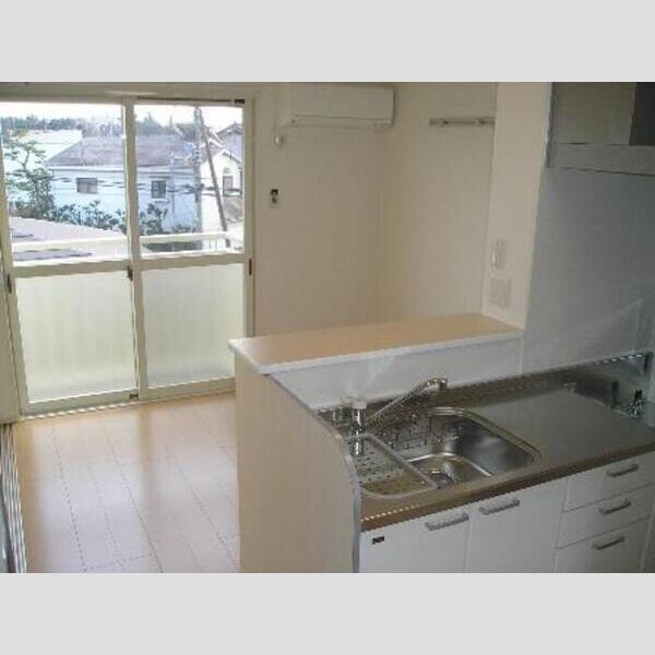 キッチン (南向きの明るい対面キッチンタイプのお部屋です。)