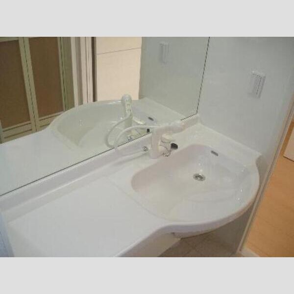 洗面所 (ホテルのような大型鏡付き洗髪洗面化粧台です。)