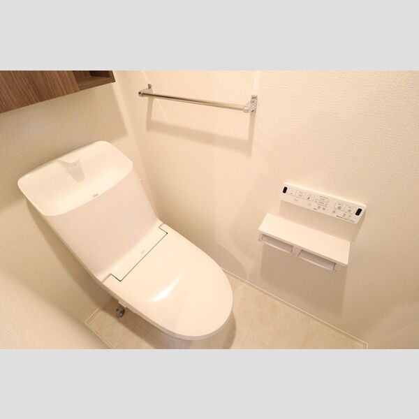 トイレ (温水洗浄便座付き)