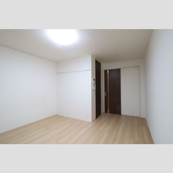 その他 (洋室(窓側より))