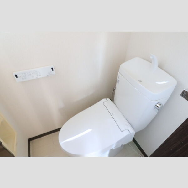 トイレ (温水洗浄暖房便座つきトイレ)