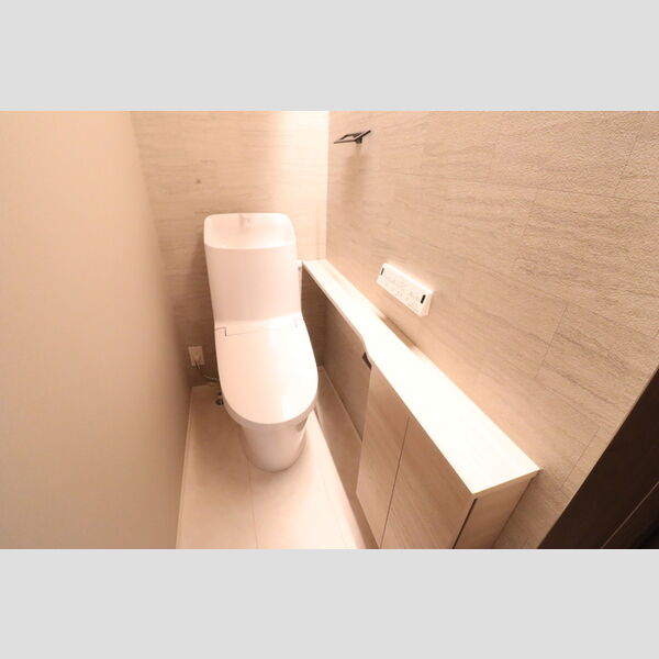 トイレ (温水洗浄暖房便座つきトイレ)