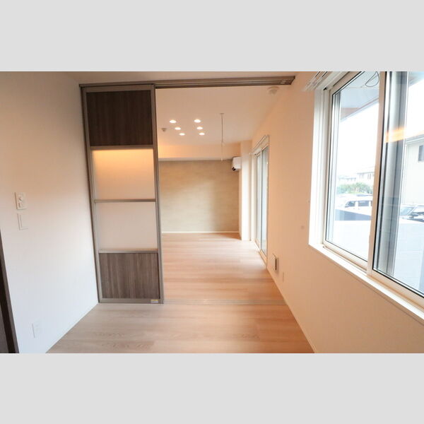 その他 (リビングへつながる洋室)