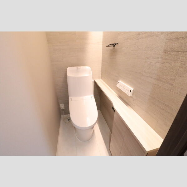 トイレ (温水洗浄暖房便座つきトイレ)