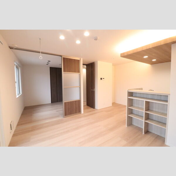 居室・リビング (リビングから洋室)