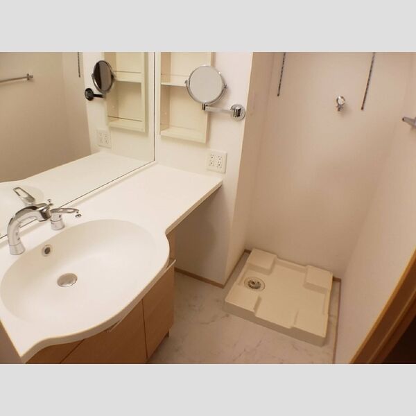 洗面所 (拡大鏡のある洗面所)