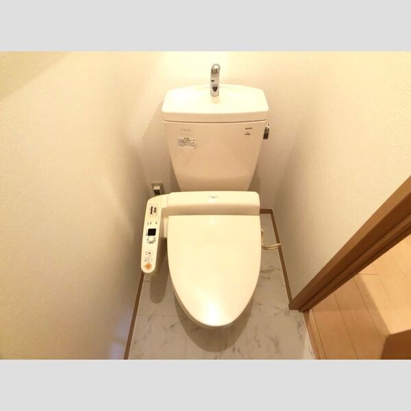 トイレ (温水洗浄暖房便座つきトイレ)