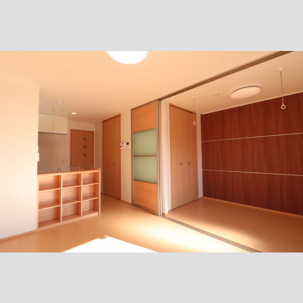 居室・リビング (リビングから洋室)